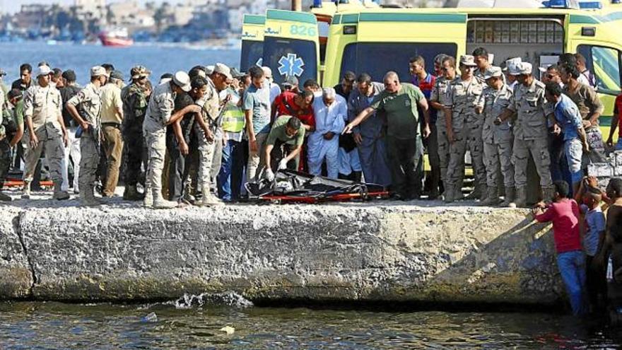 Militars inspeccionen les víctimes del naufragi