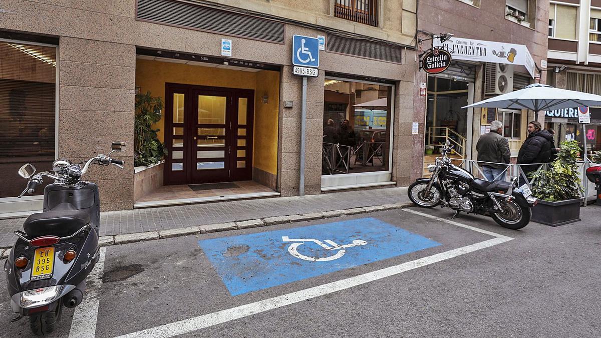La plaza de aparcamiento para personas con movilidad reducida sin usar que reclama un ilicitano al trabajar en un lugar próximo. | ANTONIO AMORÓS