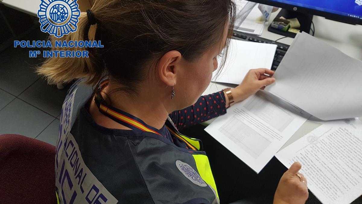 Agente de la Policía Nacional revisando documentación