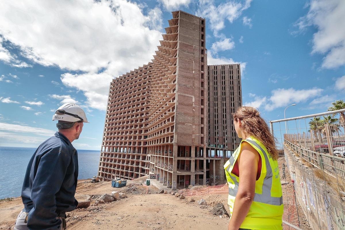 Trabajos de demolición de las escaleras de los pisos bajos del mamotreto de Añaza
