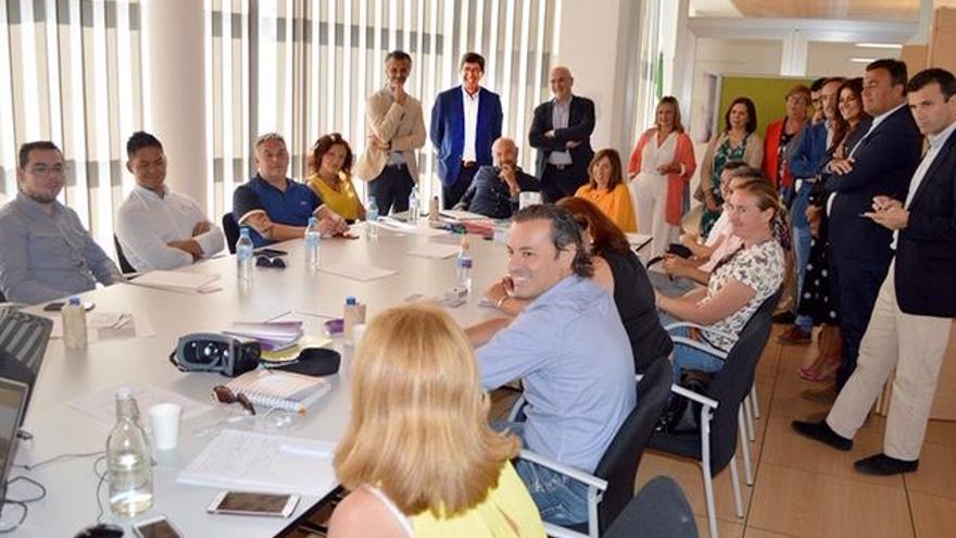 Juan Marín, al fondo, durante su visita ayer a las instalaciones de Andalucía Lab en Marbella.