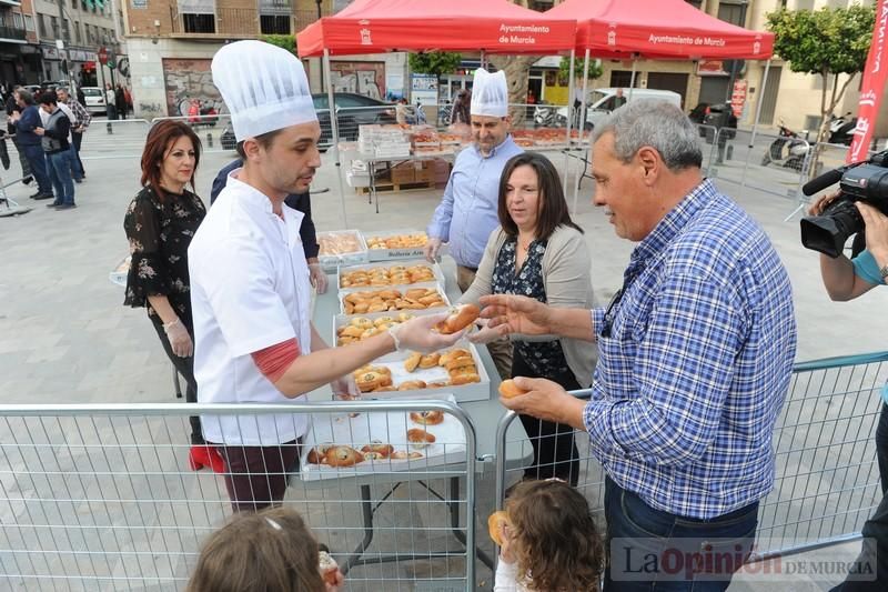 Reparto de monas en la Plaza de San Agustín de Murcia