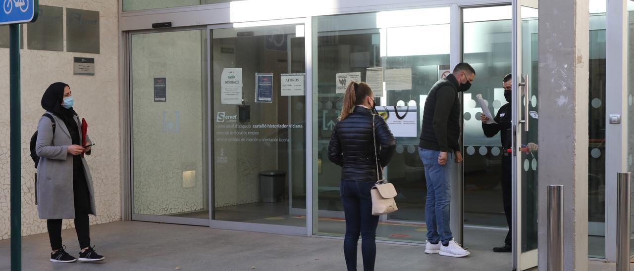 Varias personas a las puertas de la oficina del servicio valenciano de empleo Labora de la capital de la Plana.