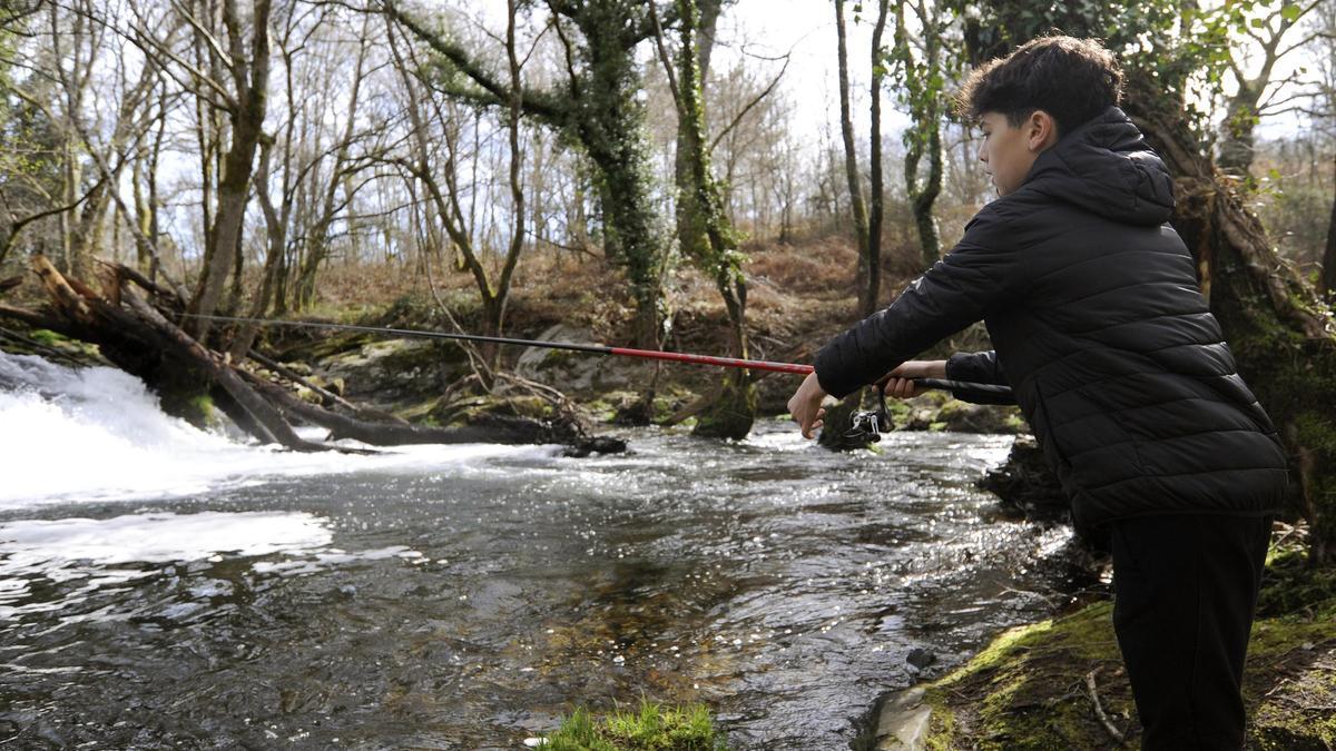 Un joven pescador en un río dezano.