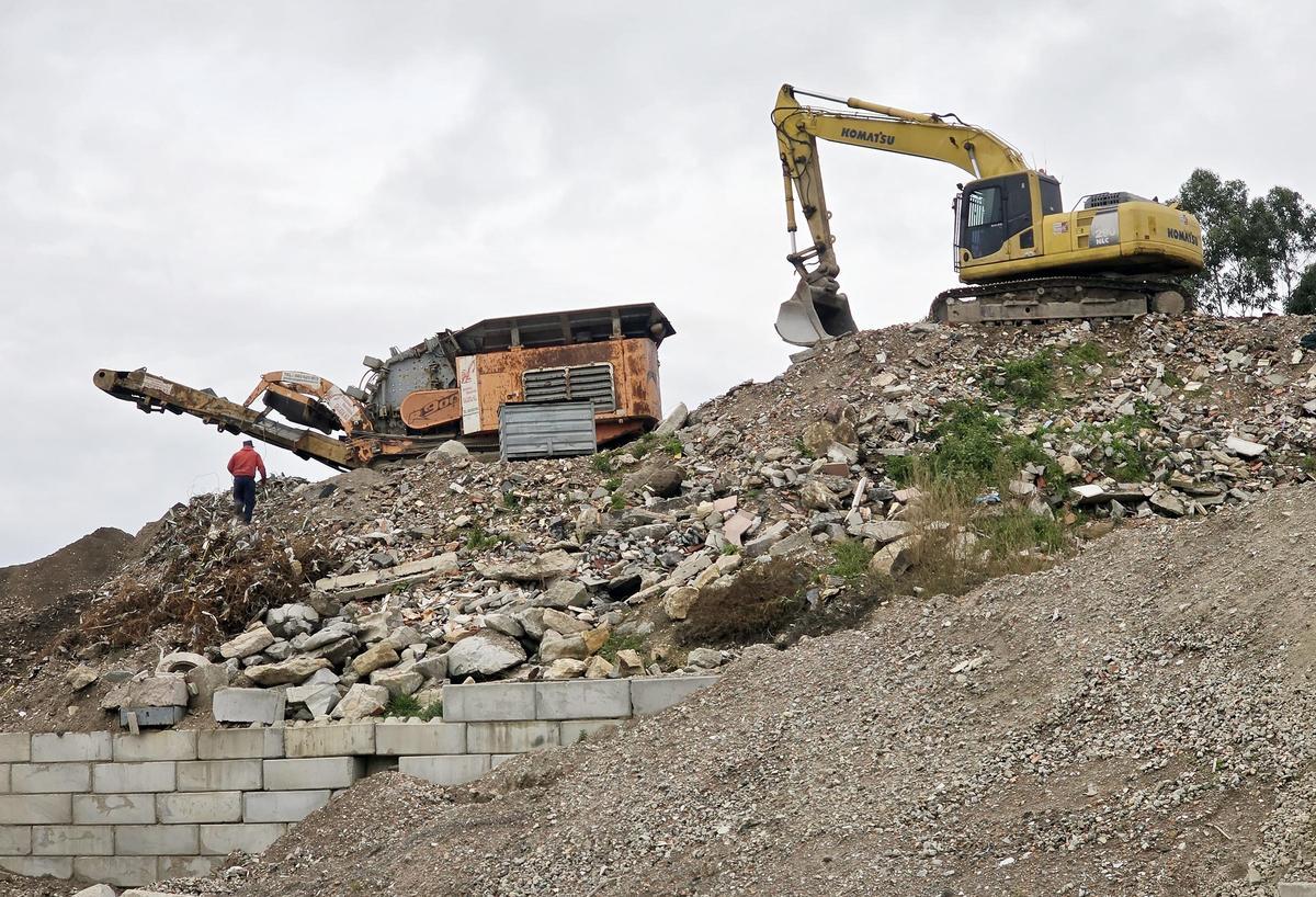 Trabajos con máquinas sobre los escombros en el polígono de A Pasaxe