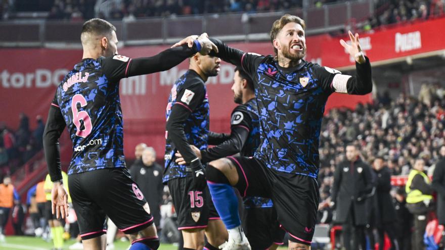 El Sevilla celebra su victoria ante el Granada.