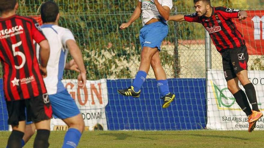 Un jugador del Gondomar cabecea el balón durante el partido de ayer ante el Lalín. // Jorge Santomé