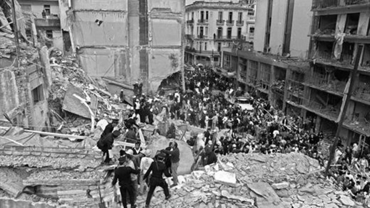 Destrucción 8 Imagen de cómo quedó el edifico de la mutualista AMIA tras el brutal atentado.