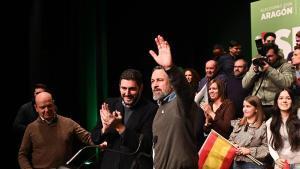El presidente de Vox, Santiago Abascal (d) y el candidato de Vox a la presidencia de Aragón, Alejandro Nolasco (c), durante la clausura de un acto de campaña en Cuarte de Huerva, Zaragoza, Aragón (España).