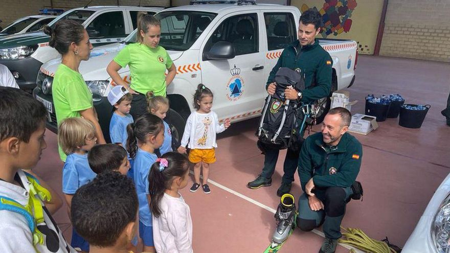 Guardias civiles, en el campamento de verano de Xinzo. | // FDV