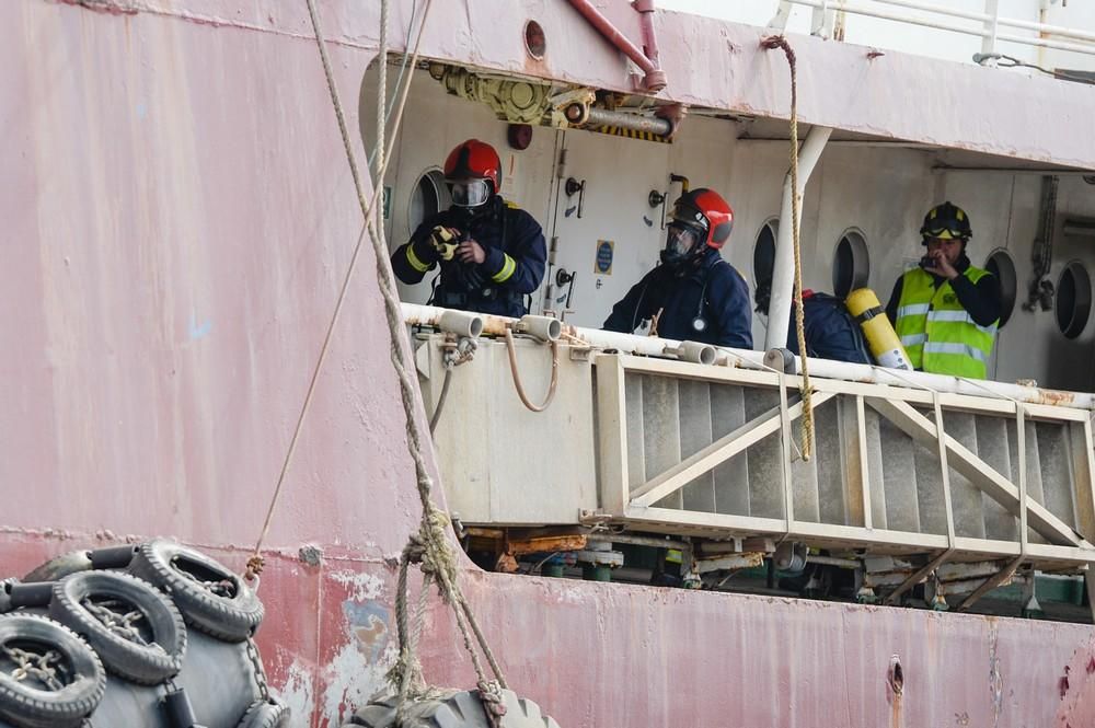 Simulacro de incendio en un buque en el Puerto de La Luz