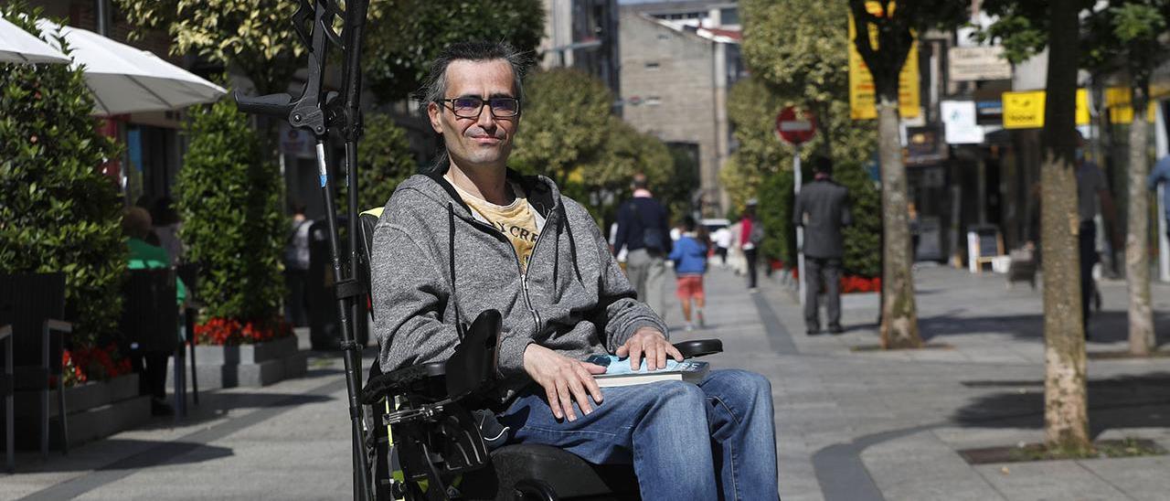 Jesús Cadavid posa con un libro en el Calvario.