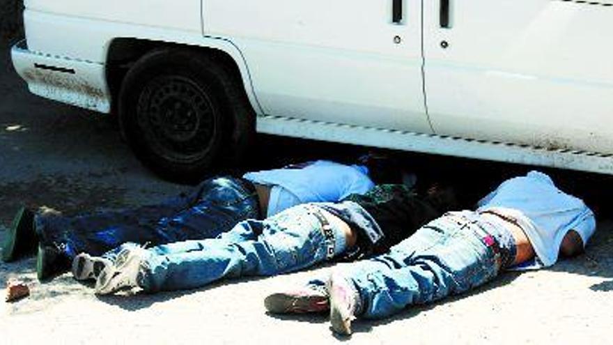 Cadáveres de tres jóvenes que se dedicaban a la venta de droga, asesinados en las afueras de Ciudad Juárez. / efe