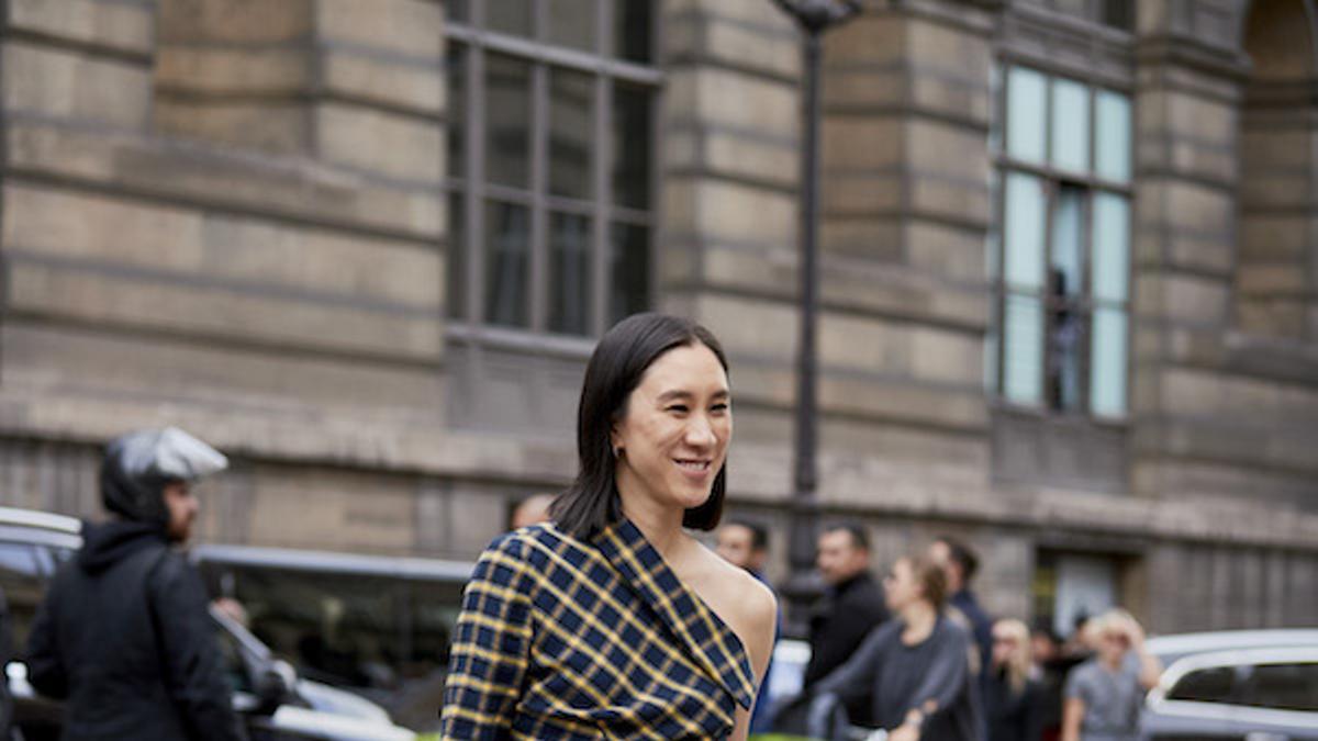 Vestidos de cuadros en el street style de Paris SS20