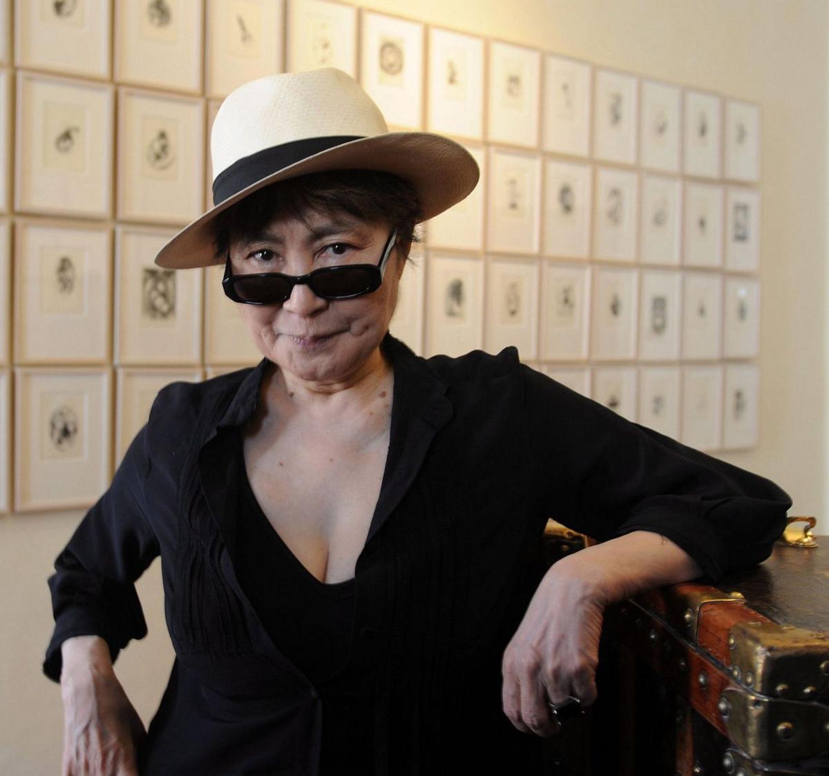 Yoko Ono, artista y viuda de John Lennon, que el pasado 18 de febrero cumplió 92 años, posa en 2009.