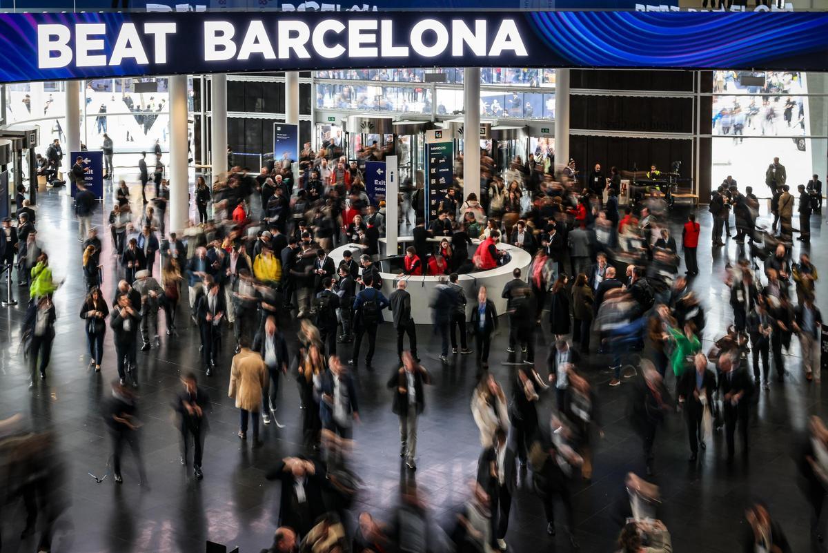 Riuades de gent entrant al MWC. Aina Martí