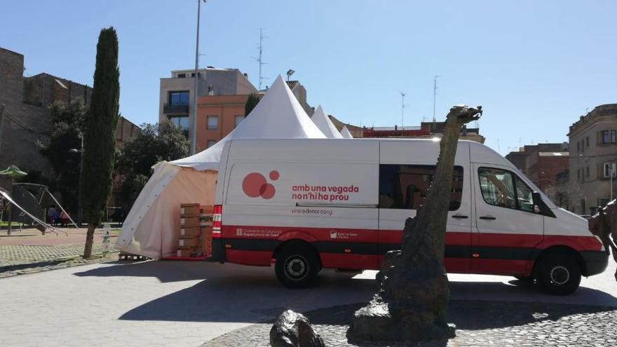 La instal·lació per a la donació de sang a la plaça Catalunya de Figueres.