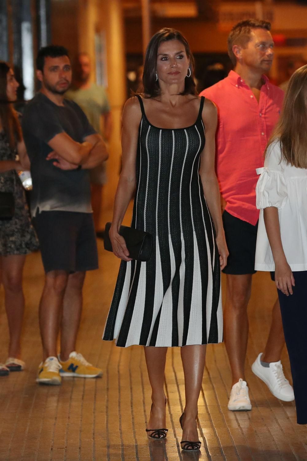 La reina Letizia acude al ballet con un deslumbrante vestido midi de tirantes y estampado a rayas blancas y negras