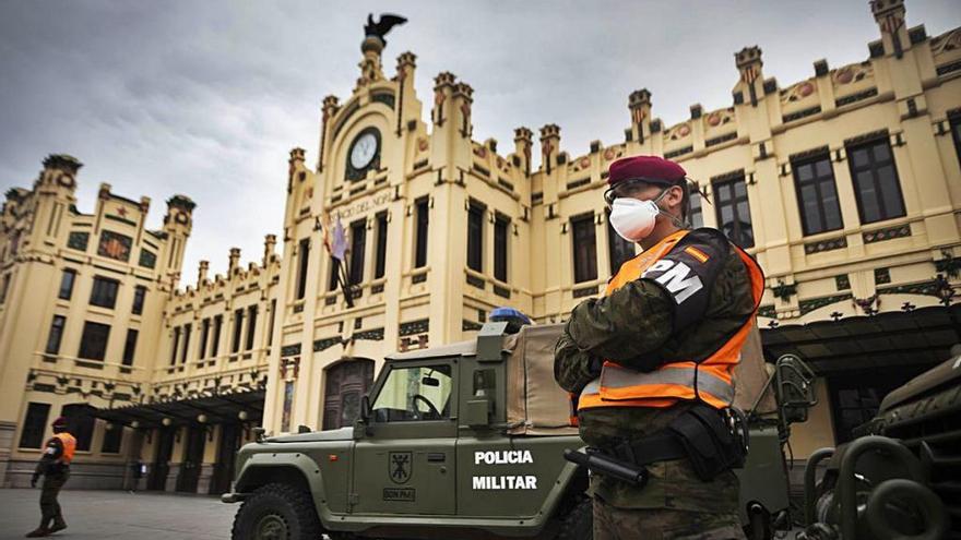 Soldados del Batallón de Policía Militar de Bétera (CGTAD), ayer, ante la Estación del Norte.