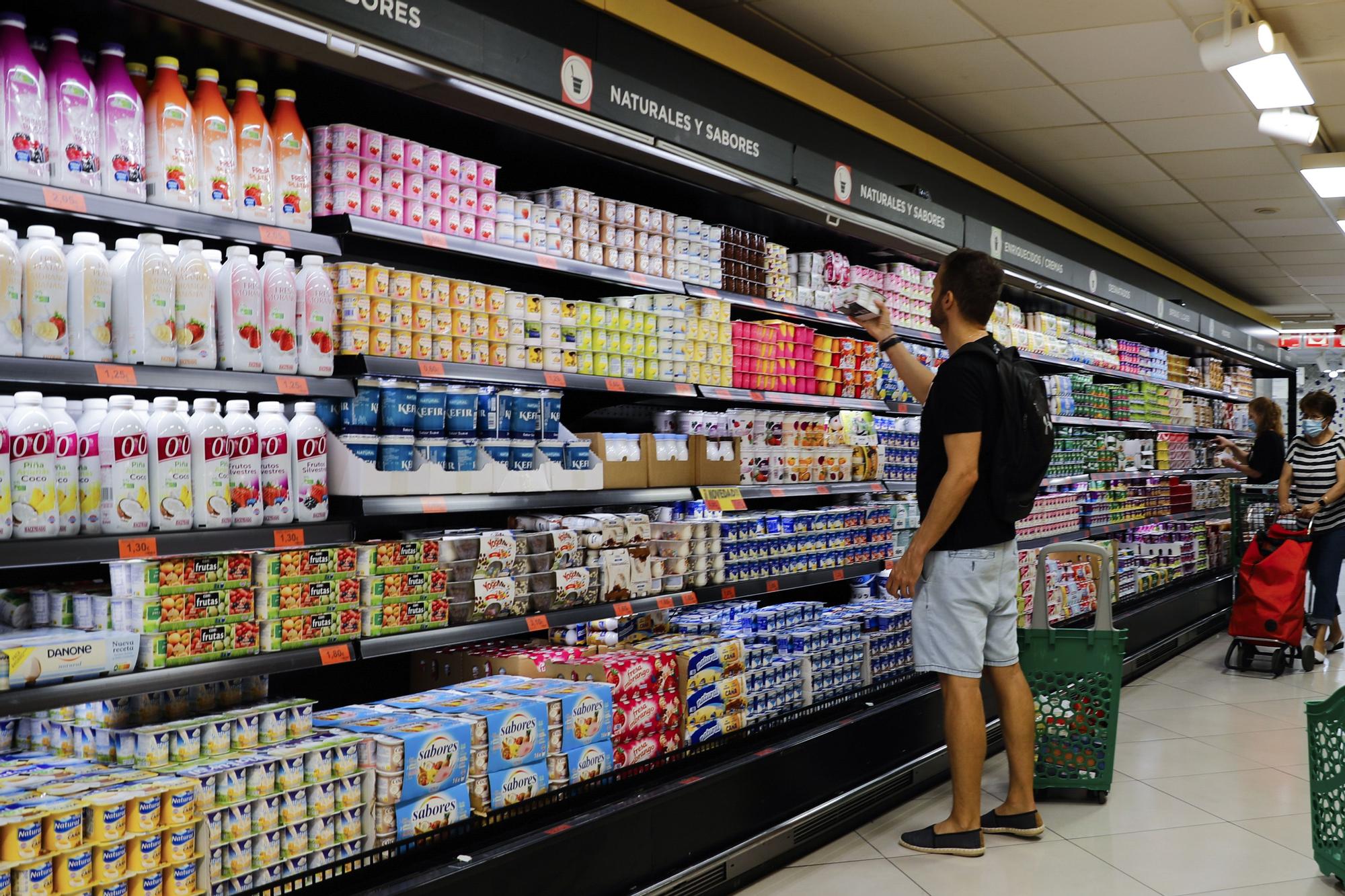 MADRID, 29/07/2022.- Una joven chace la compra en un supermercado de Madrid.