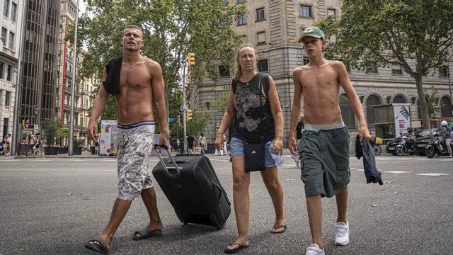 Turistes sense samarreta per Barcelona;  | MANU MITRU