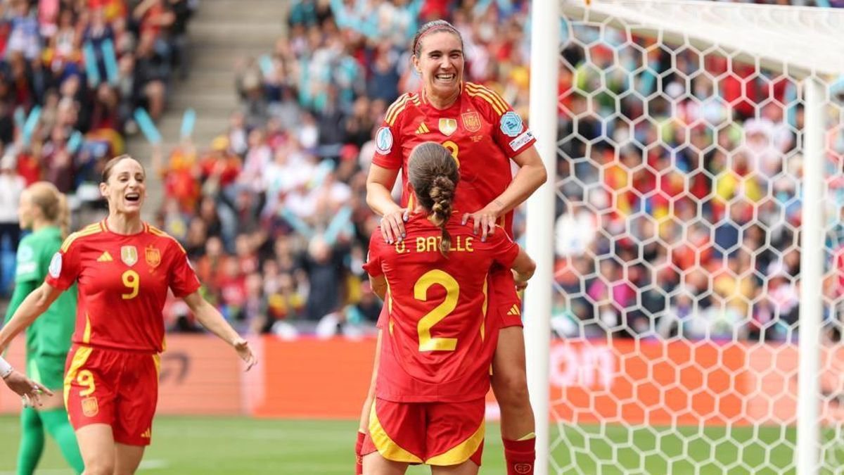 Mariona Caldentey, la jugadora española que marcó el 0-1, agradece la asistencia que le sirvió Ona Batlle en la final de la Eurocopa ante Inglaterra.