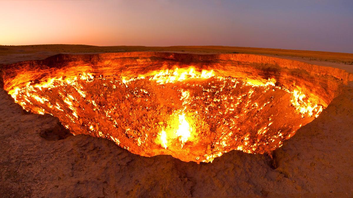 El cráter de Darvazá, donde se dice que se abren las puertas al infierno