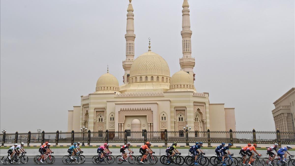 El pelotón ciclista pasa por la mezquita de Al-Noor durante la quinta etapa de la gira de los Emiratos Árabes Unidos