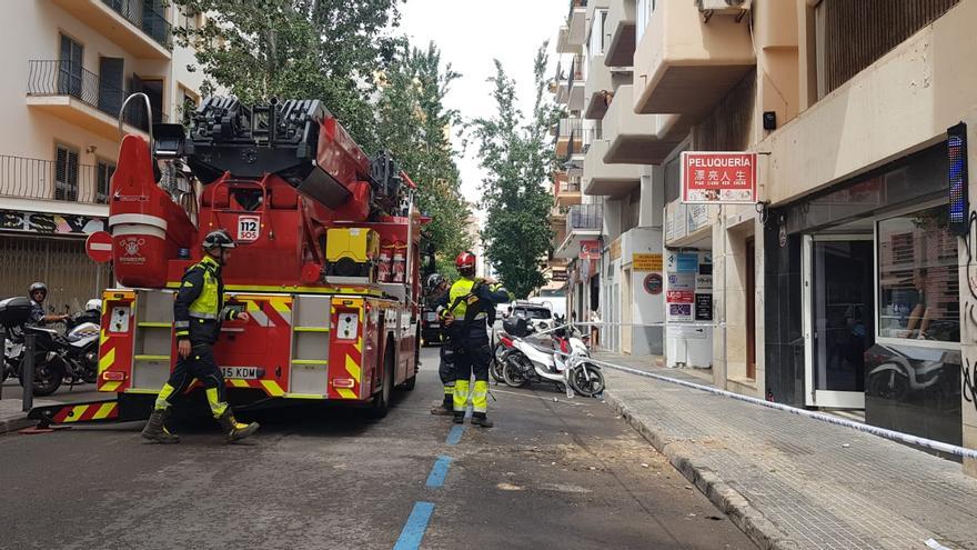 Los bomberos de Ibiza sanean la fachada de un edificio en Vila tras un desprendimiento