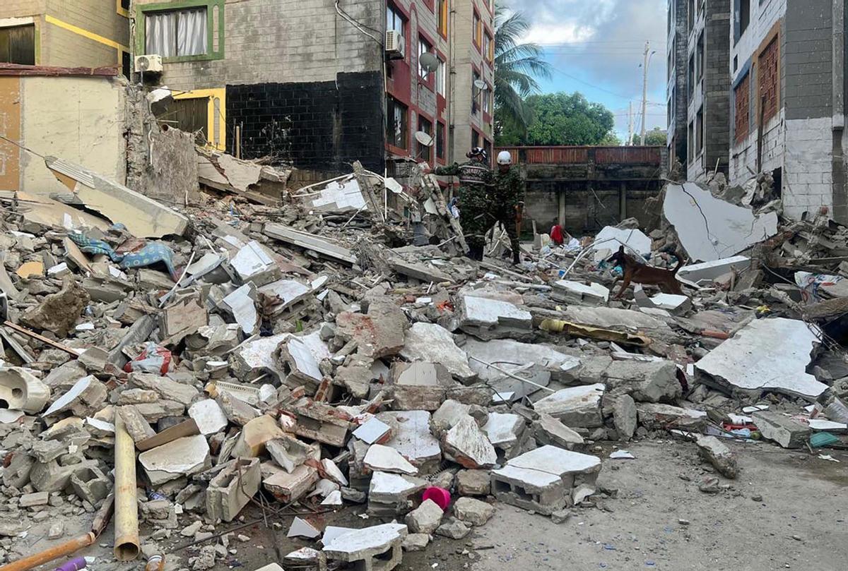 Fotografía cedida por la oficina de comunicaciones del Ejército de Colombia de rescatistas en un edificio que se desplomó este jueves, en Barranquilla (Colombia).