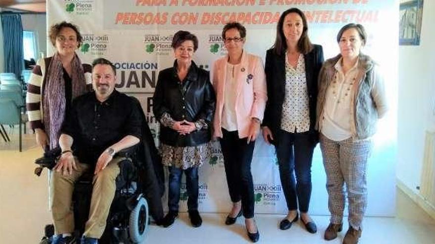 Los candidatos de Marea, con directivos de la asociación. // FdV