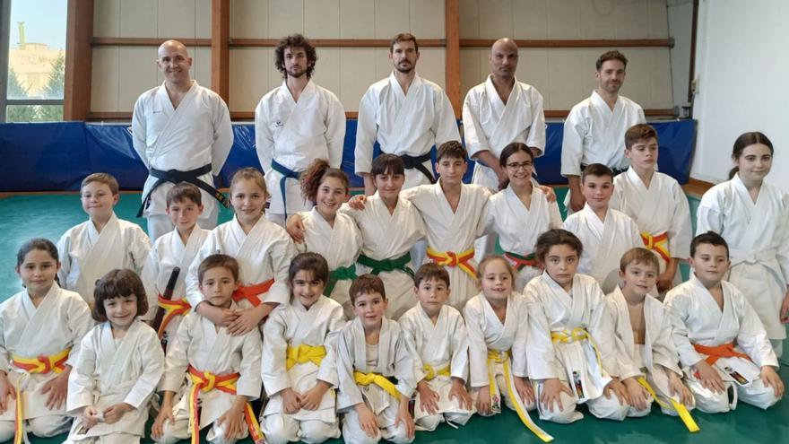 De pie, en el centro, Javier Peláez, con algunos de los miembros del Club Tai-Jitsu de Llanera. | L. R.