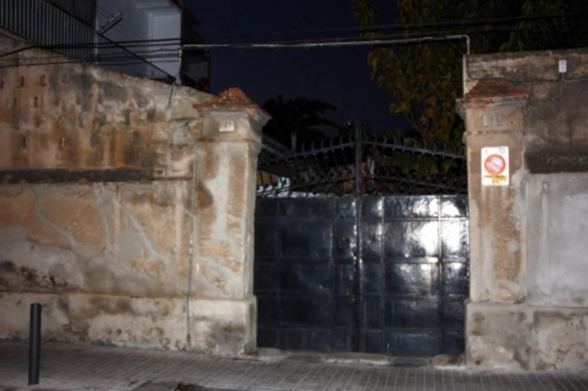 Porta del carrer de Provença de l’Hospitalet per on els lladres han accedit a la resta de vivendes de l’illa. Porta del carrer de Provença de l’Hospitalet per on els lladres han accedit a la resta de vivendes de l’illa.