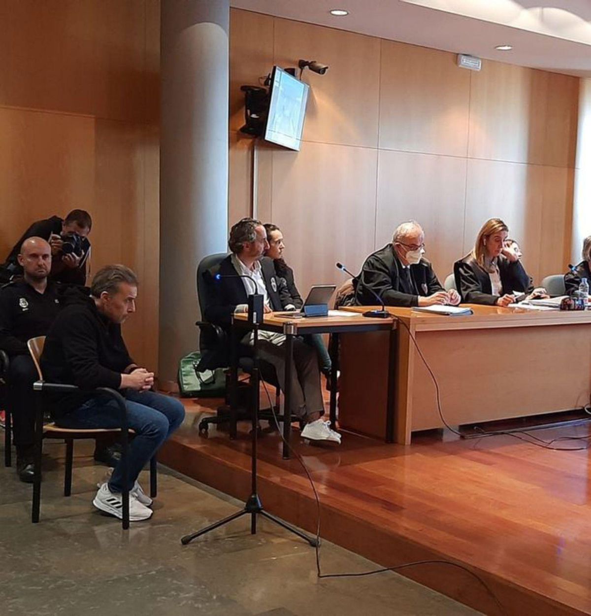 Senén Fernández, durante el juicio por el asesinato de Tere Aladro (en el recuadro).
