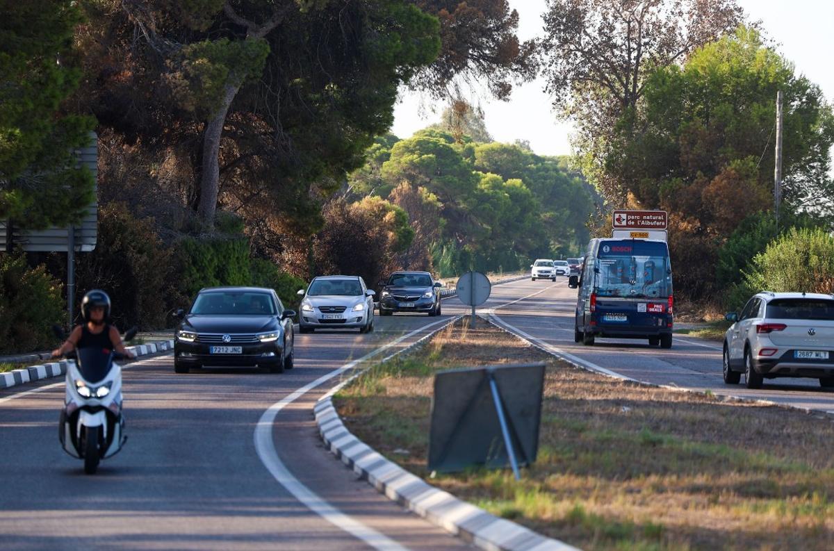 Vuelve la circulación a la carretera del Saler después del incendio