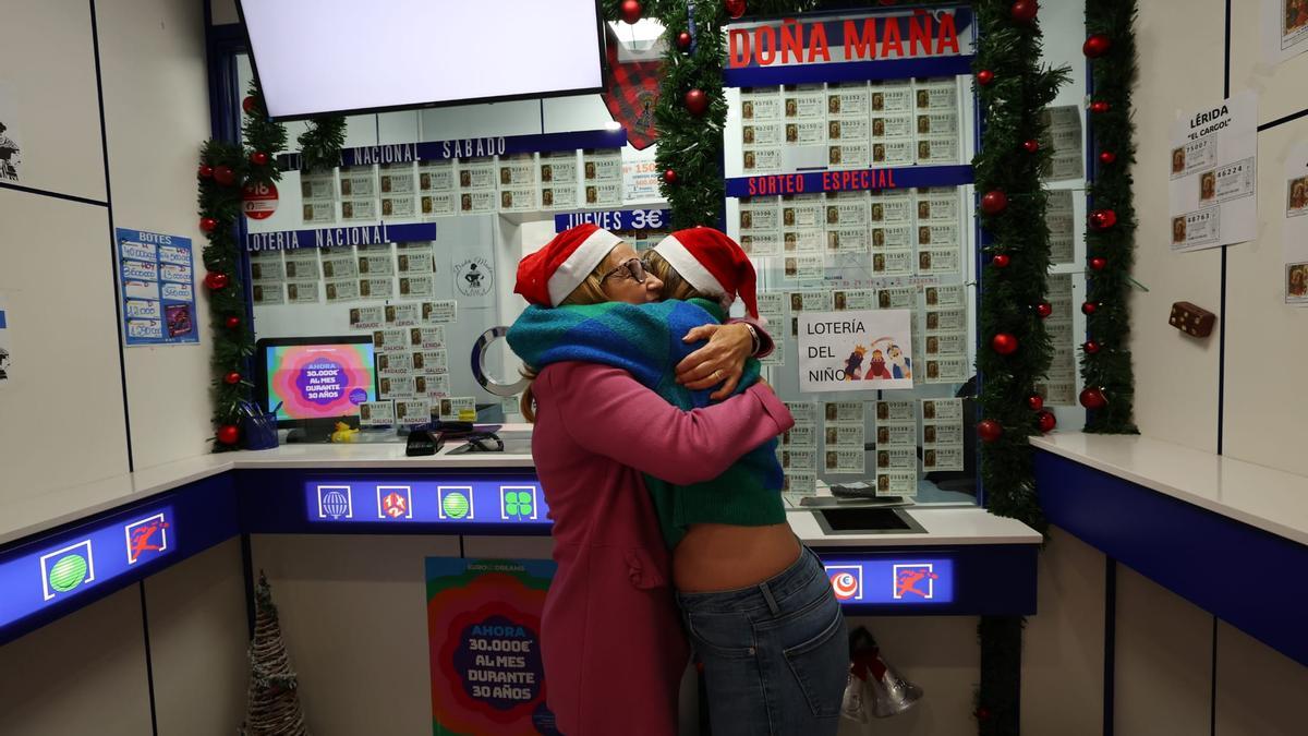 Dos loteras de una administración de la calle Cádiz de Zaragoza se abrazan