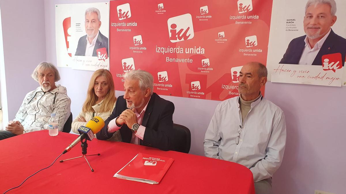 Manuel Burón y otros candidatos de IU durante la presentación de las propuestas en materia fiscal y sobre servicios comarcales.