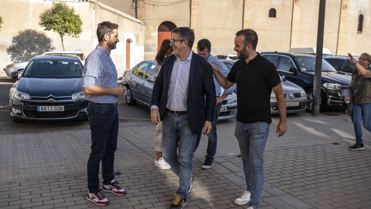 Patxi López arropa al candidato a la alcaldía, David Gago.