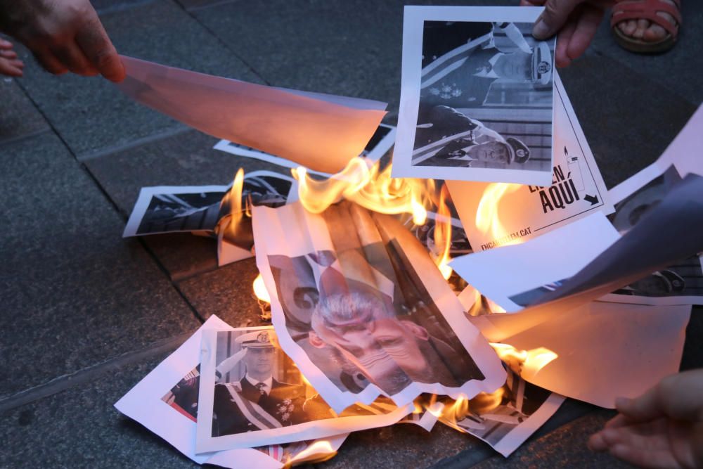 GALERIA | Unes 300 persones es concentren a Girona contra la monarquia i cremen fotos dels reis Felip i Joan Carles