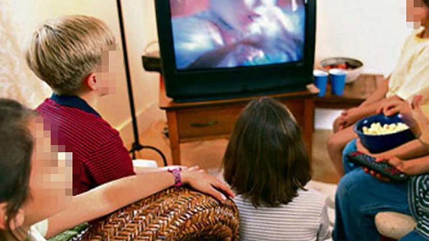 Varios niños viendo la televisión, en una imagen de archivo