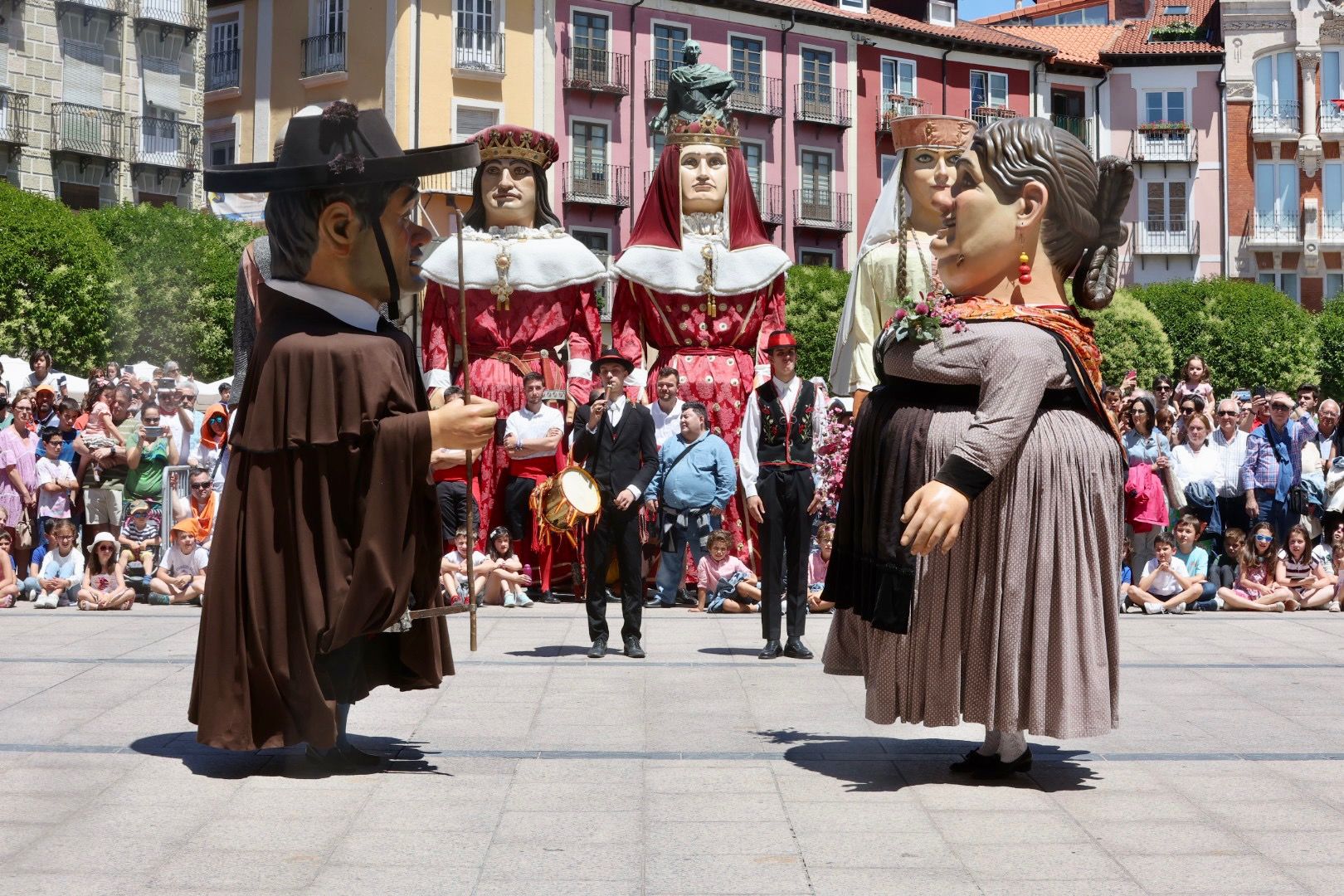 Danzantes y Gigantillos de Burgos para Carmen, Nerea y la corte mayor