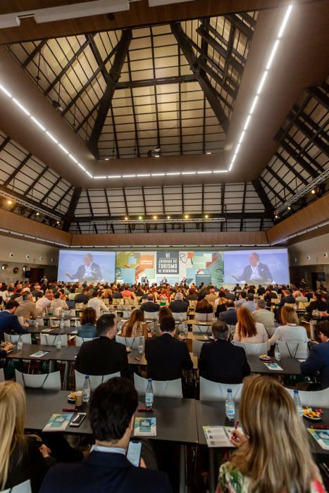 Más de 400 empresarios y directivos se dan cita en Benidorm para debatir sobre la marcha del sector en la sexta jornada sectorial organizada por las principales organizaciones de la Comunidad.