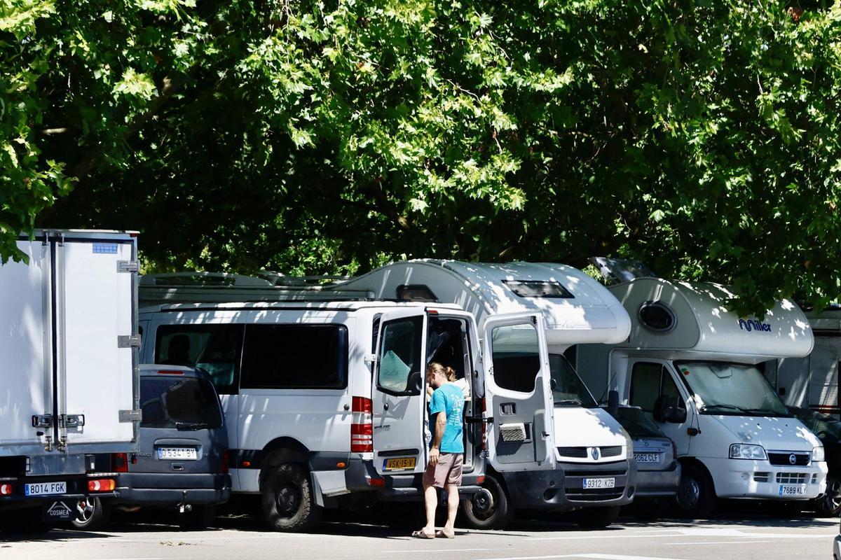 Caravanas en el entorno de El Molinón.