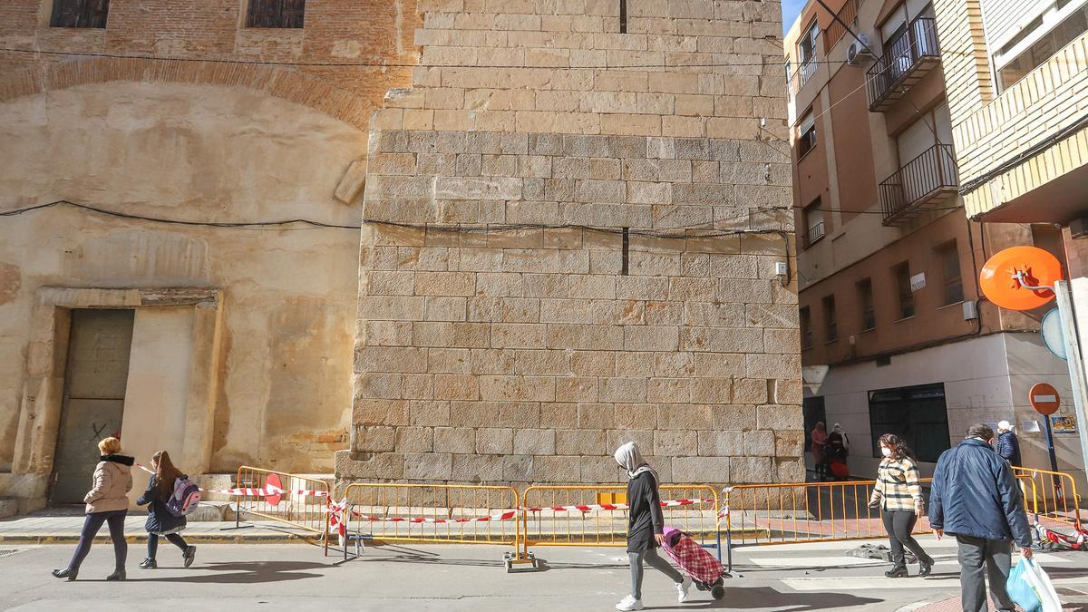 Viandantes pasan por delante de la Iglesia de San Agustín, cuya calle está cortada por desprendimientos.  | TONY SEVILLA