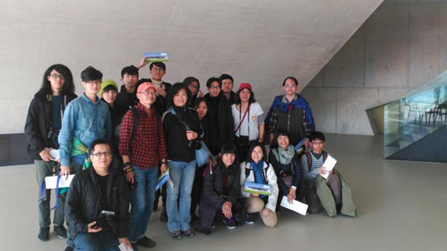 Futuros arquitectos de Taiwán, seducidos por el auditorio