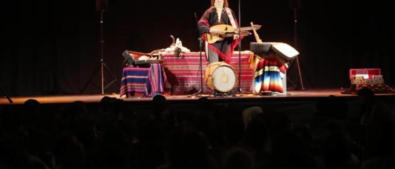 El músico argentino Pablo Nuhual durante su concierto de ayer en la sala cultural La Llotja.