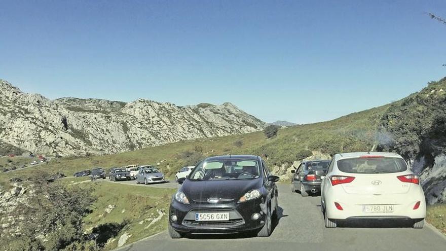 Atasco de coches en la carretera a los Lagos, en una imagen de archivo.