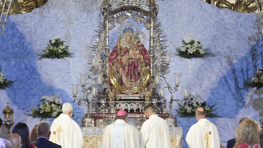 La Virgen del Pino baja del camarín