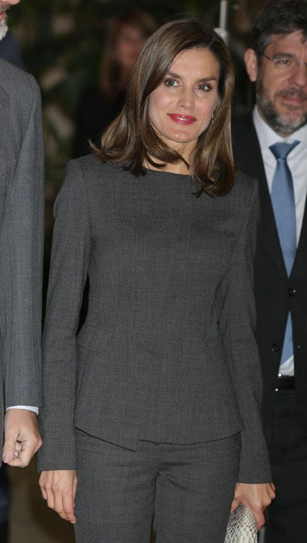 Letizia Ortiz en Madrid con traje gris de Hugo Boss