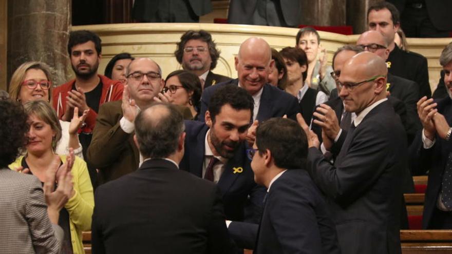 Roger Torrent rep felicitacions després de ser escollit